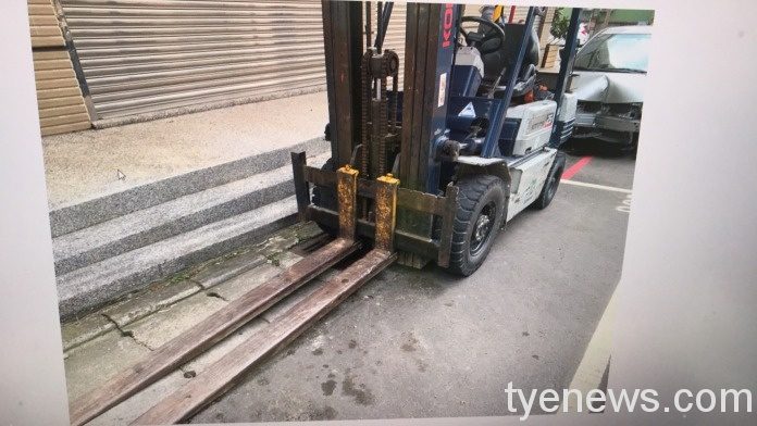【有片】堆高機違規行駛與小客車相撞 幸無人員傷亡 S 35504267