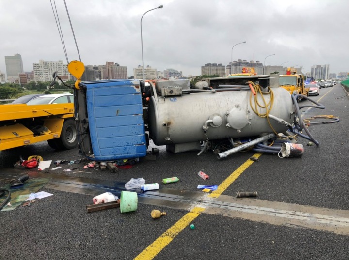 國道中壢路段水肥車翻覆 駕駛左手骨折車流回堵中 S 36143383