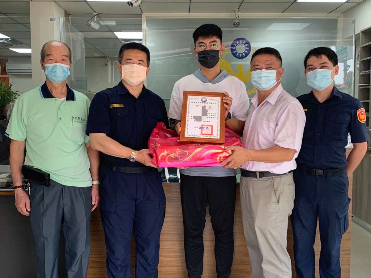 【有片】「大外割」助警抓通緝犯後瀟灑離去 中壢正義哥找到了 S 36503577