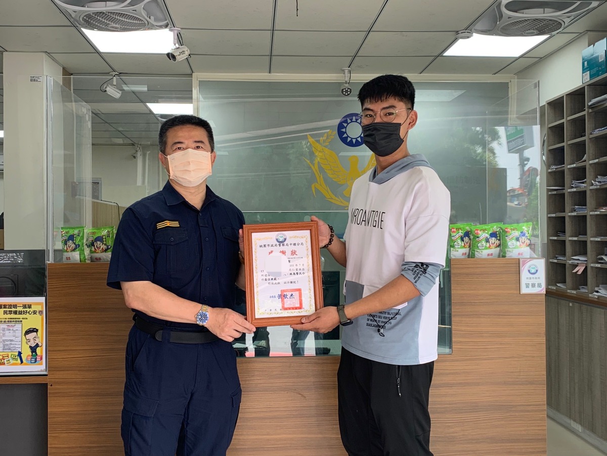 【有片】「大外割」助警抓通緝犯後瀟灑離去 中壢正義哥找到了 S 36503579