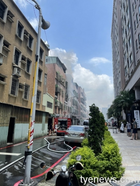 八德區大福街16日上午發生一起民宅火警,四層樓高的透天厝從2樓起火向上延燒。圖:邱怡芳翻攝 八德區大福街16日上午發生一起民宅火警,四層樓高的透天厝從2樓起火向上延燒。圖:邱怡芳翻攝