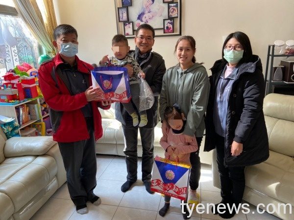 桃園榮服徐偉光年前送暖 慰問因公殉職簡任專中校遺族 S 41984003