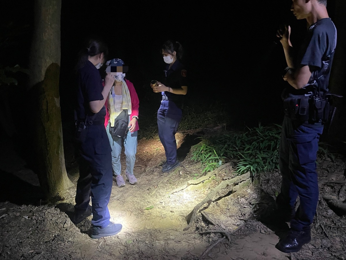 母女福人登山步道迷路 楊梅警摸黑伸援 S 4268052