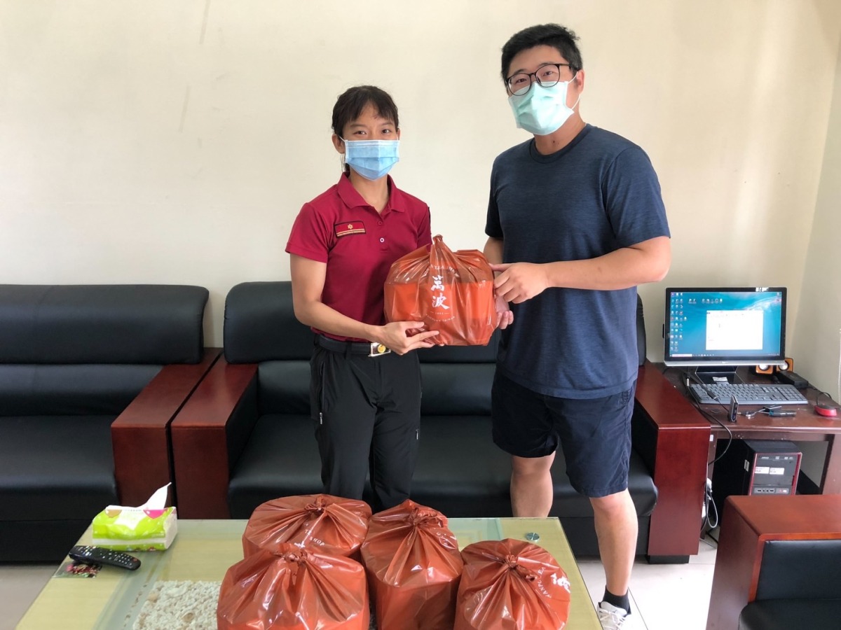 女童手卡木椅順利脫困 家屬贈冷飲感謝青埔消防