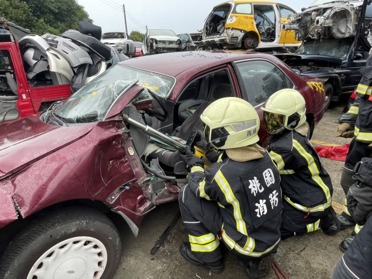 桃消第二大隊車禍救助訓練 掌握5原則幫傷者脫困