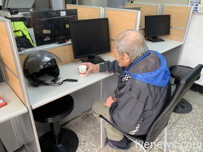 近九旬翁騎車外出訪友忘記路 宋屋派出所助平安返家 S 43679807