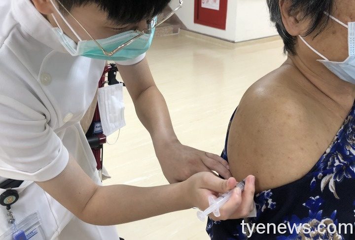 桃榮為附設護理之家接種疫苗 照顧住民、醫護健康 S 43934404