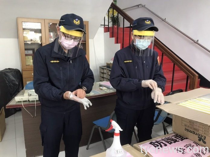 桃議員楊家俍慰勞平鎮警 贈防疫物資護警健康 S 44089365