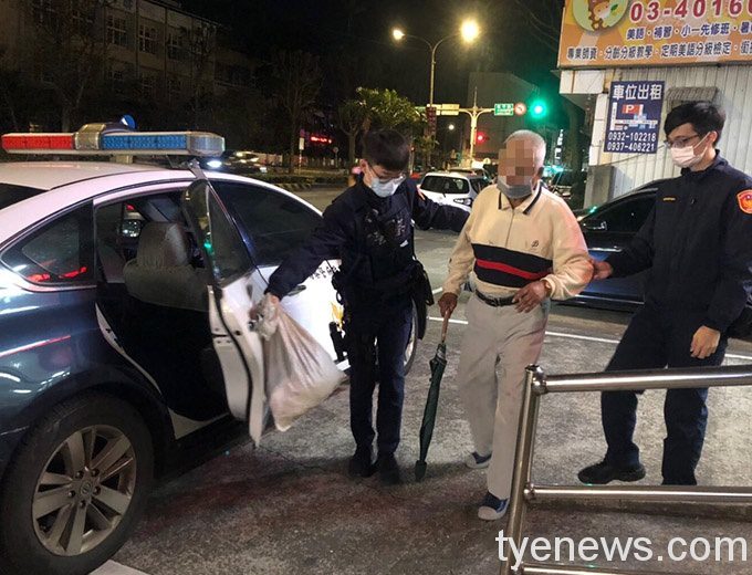 94歲翁散步迷途癱坐路口發抖 宋屋派出所及時發現護送返家 S 44237107