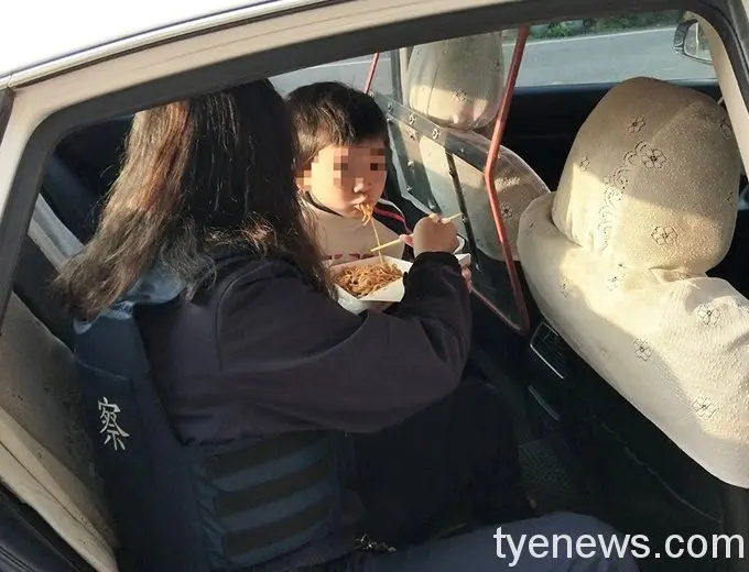 清晨驚見男童路邊大哭 宋屋所警充當保母安撫情緒 清晨驚見男童路邊大哭 宋屋所警充當保母安撫情緒
