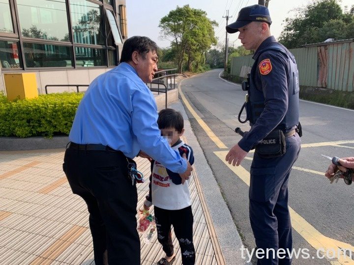 清晨驚見男童路邊大哭 宋屋所警充當保母安撫情緒 S 45432997
