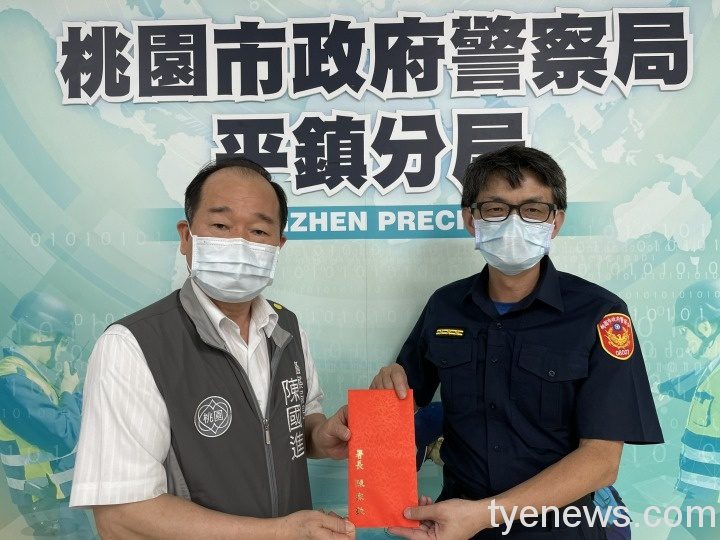 陳國進代表警政署長贈防疫獎金 慰勞平鎮警察同仁 S 46211141