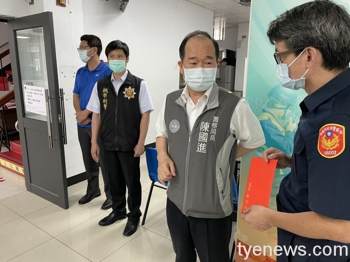 陳國進代表警政署長贈防疫獎金 慰勞平鎮警察同仁 S 46211142