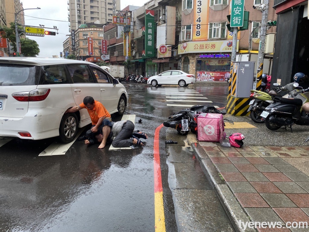 【有片】熊貓外送員不滿前車突切 當街互毆上演全武行