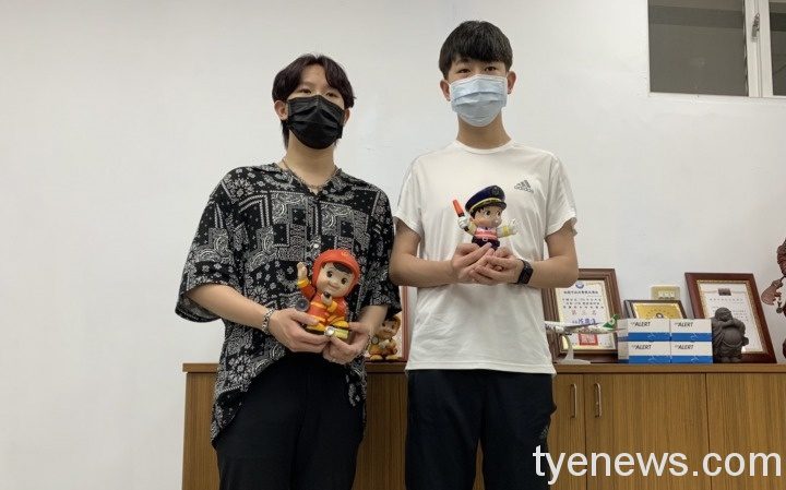 青年志工花費積蓄購安全護目鏡320個 守護警察健康 S 46653587