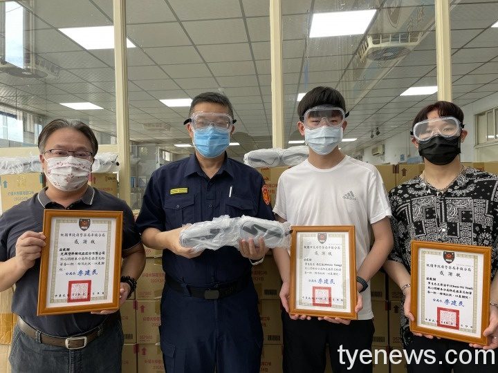 青年志工花費積蓄購安全護目鏡320個 守護警察健康 S 46653590