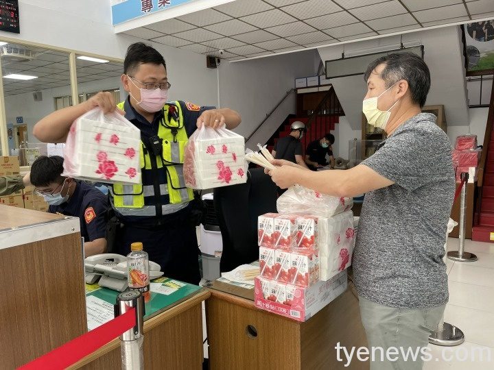 華航空廚贈警防疫便當 員警吃飛機餐想像出國另類紓壓 S 46654065