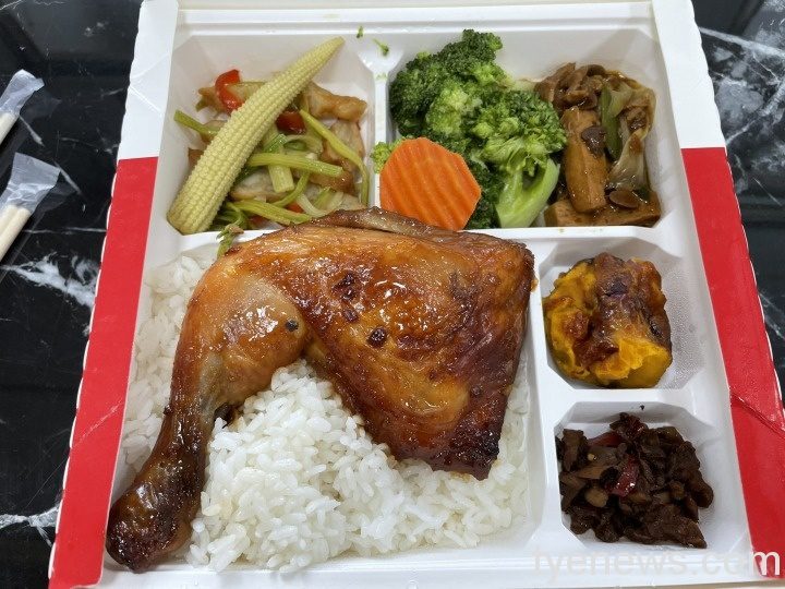華航空廚贈警防疫便當 員警吃飛機餐想像出國另類紓壓 S 46654079
