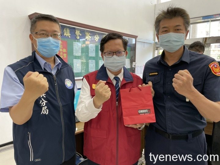 鄭文燦親赴平鎮分局讚許李建民領導有方 感謝員警防疫辛勞 S 46694846