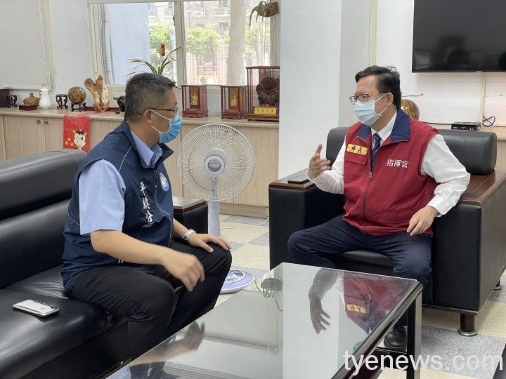 鄭文燦親赴平鎮分局讚許李建民領導有方 感謝員警防疫辛勞 S 46694847