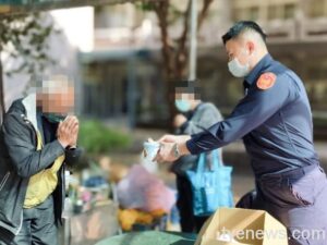 興國派出所施粥百碗 送愛獨居老人、街友及弱勢