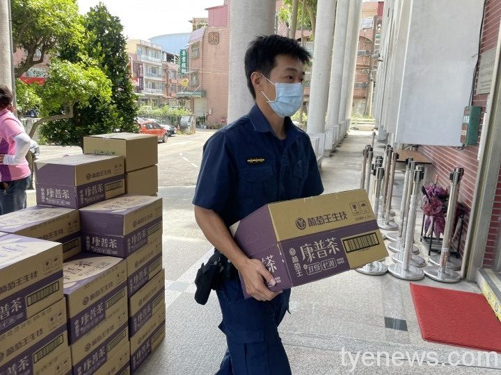 舒翠玲攜手企業、地方團體捐防疫物資 讓警察安心值勤 S 46915645