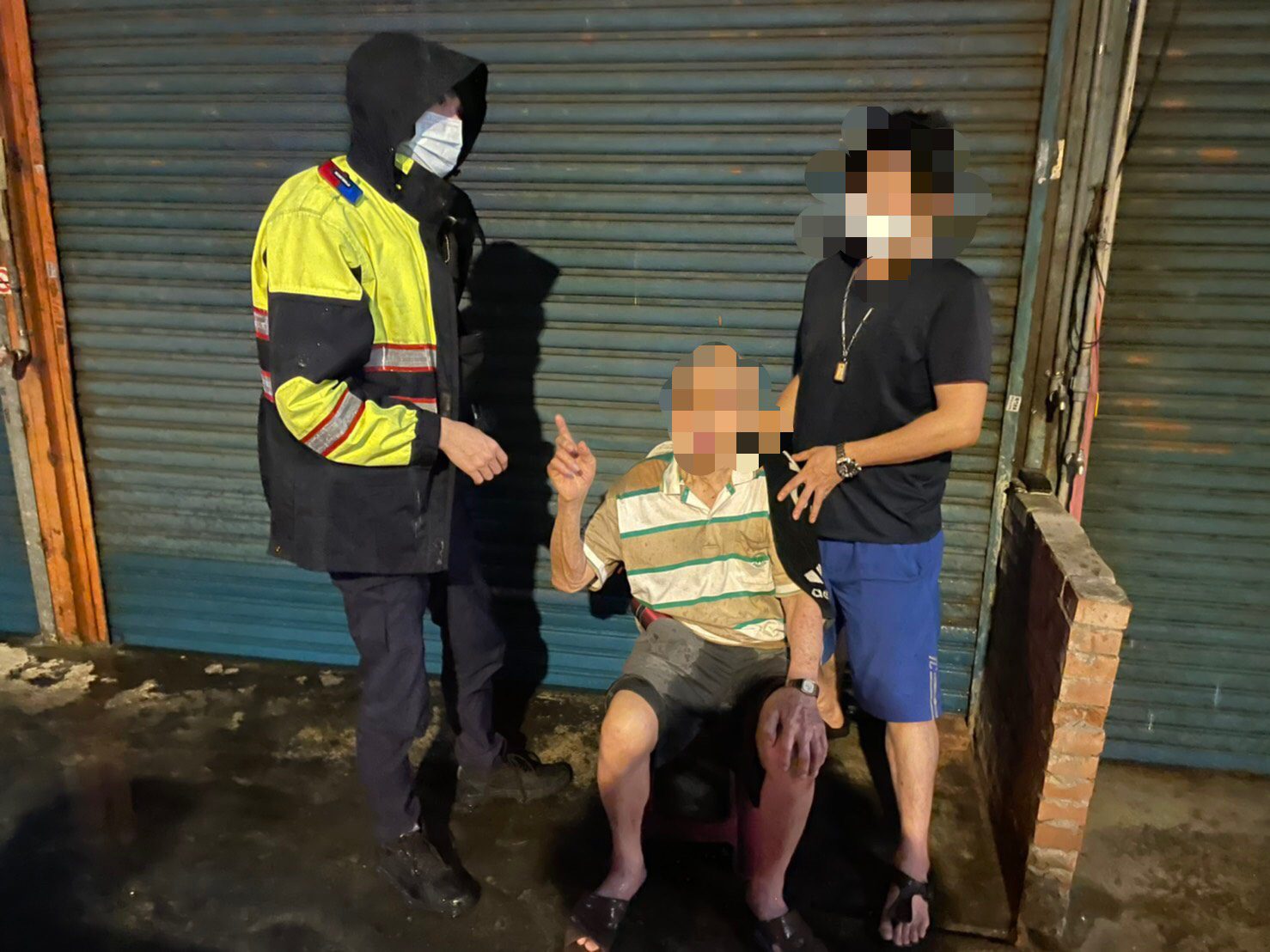 滂沱大雨9旬老翁深夜迷途 壢警及時救援護送返家 S 47112831