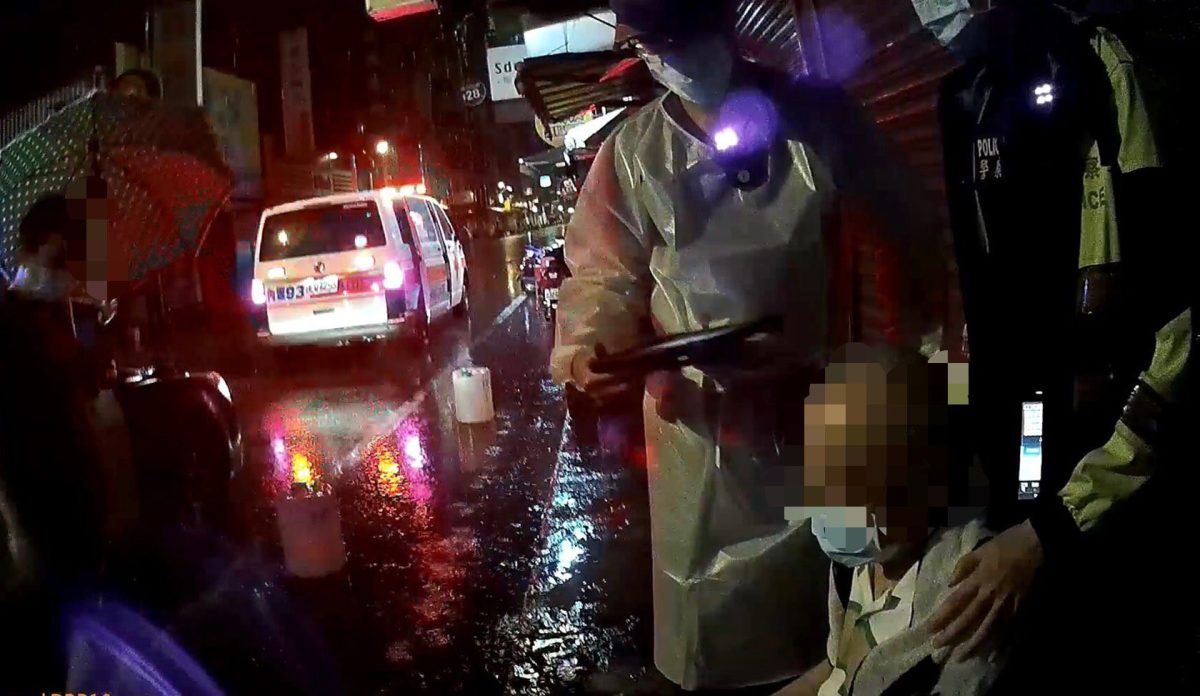 滂沱大雨9旬老翁深夜迷途 壢警及時救援護送返家