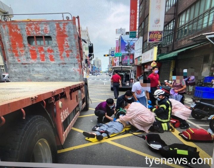 天人永隔!老夫妻散步買菜遭大貨車撞倒 夫死妻傷。圖:警方提供 天人永隔!老夫妻散步買菜遭大貨車撞倒 夫死妻傷。圖:警方提供