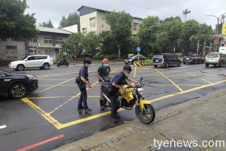 男子騎車半路拋錨卡車流 宋屋所警揮汗即刻救援 S 47202373