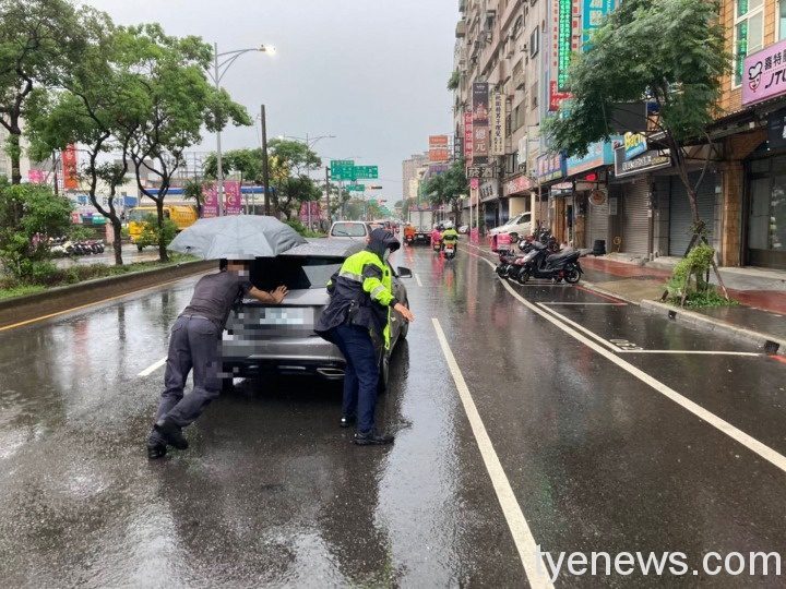 鄧男開車經過平鎮區延平路二段時突然拋錨熄火,車輛直接停在路中間。圖:警方提供 鄧男開車經過平鎮區延平路二段時突然拋錨熄火,車輛直接停在路中間。圖:警方提供