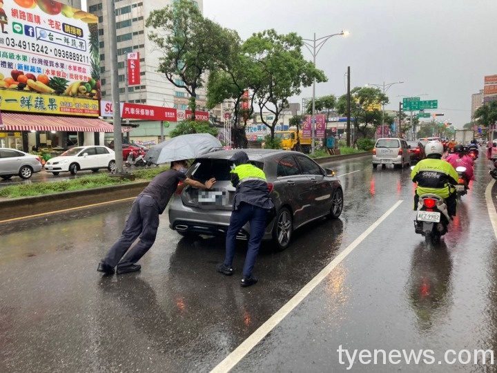 鄧男開車經過平鎮區延平路二段時突然拋錨熄火,車輛直接停在路中間。圖:警方提供 鄧男開車經過平鎮區延平路二段時突然拋錨熄火,車輛直接停在路中間。圖:警方提供