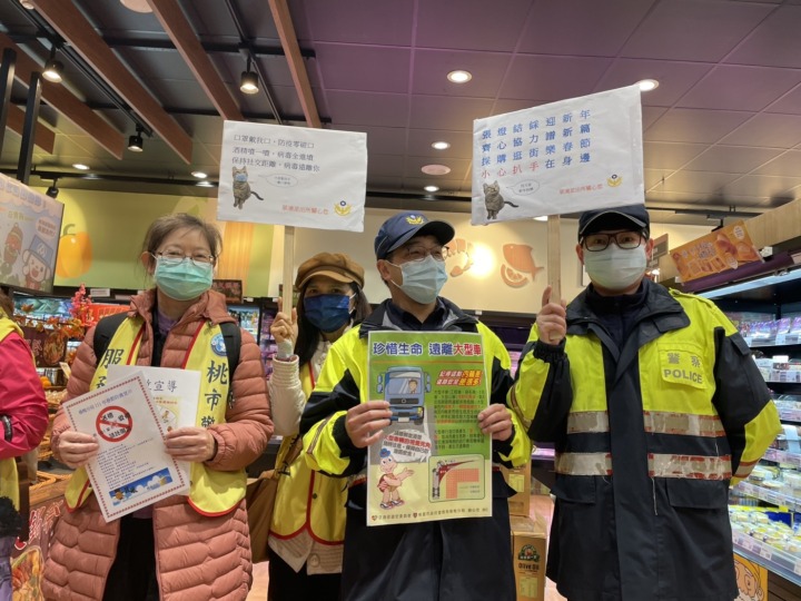 S__474046526 楊梅警分局為提醒民眾加強春節期間防竊,派員在賣場進行宣導。圖:楊梅警分局提供