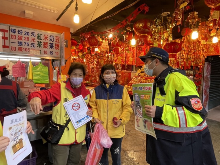 S__474046548 楊梅警分局為提醒民眾加強春節期間防竊,派員在賣場進行宣導。圖:楊梅警分局提供
