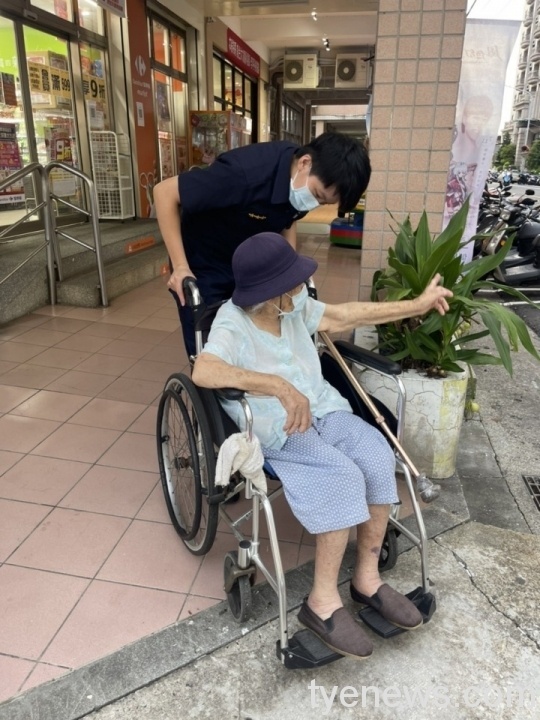 92歲老婦散步迷途 平鎮巡警協助返家 S 47481105 scaled 1