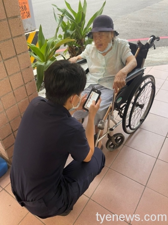 92歲老婦散步迷途 平鎮巡警協助返家 S 47481107 scaled 1