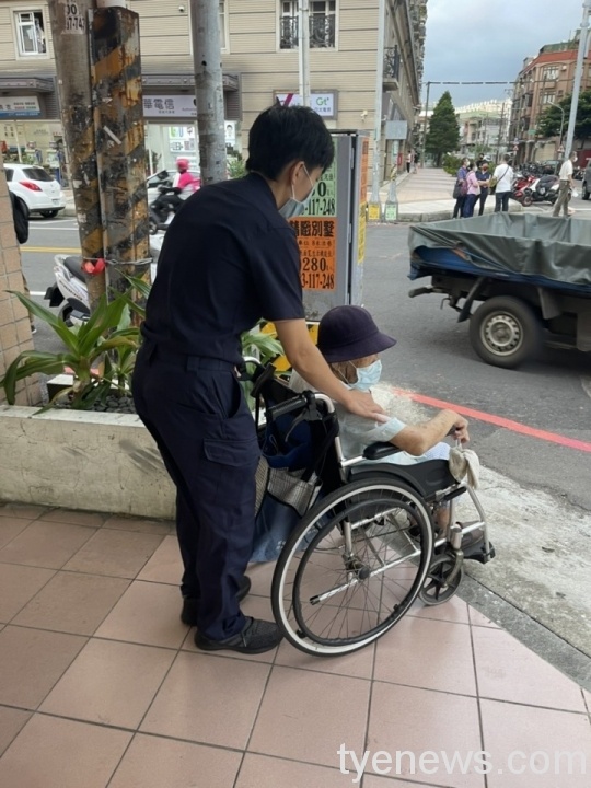 92歲老婦散步迷途 平鎮巡警協助返家 S 47481108 scaled 1