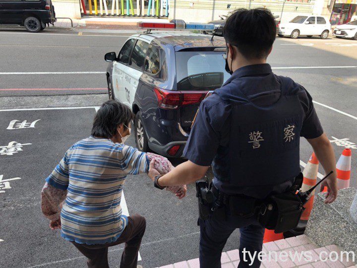 8旬老婦獨自外出迷途 北勢所暖警助聯繫家人接回 S 48193551
