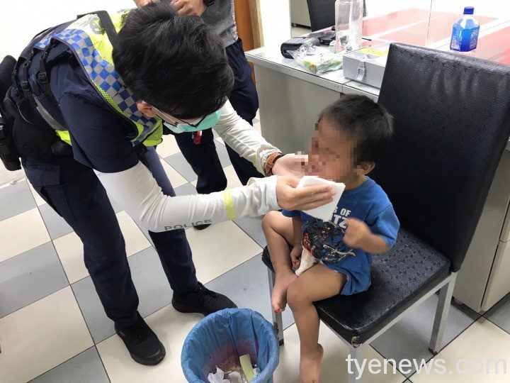 【有片】調皮男童迷途大街痛哭 建安所暖警充當保姆安撫 S 48234499