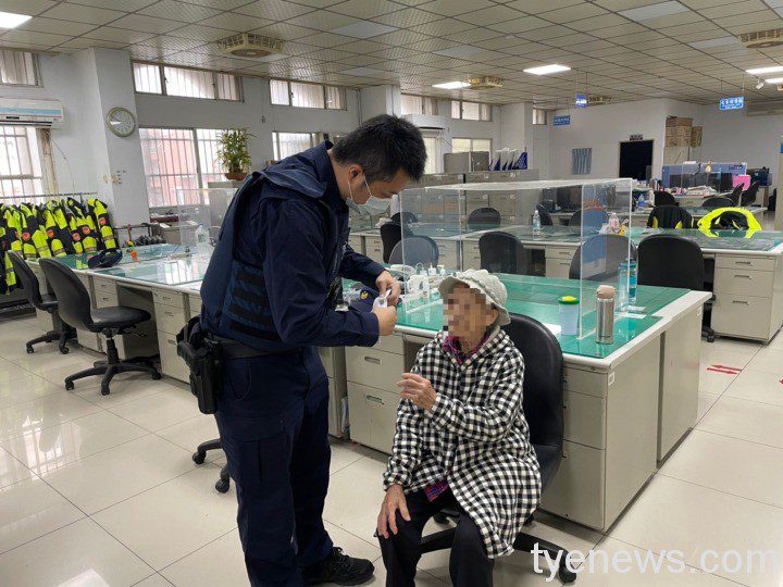 95歲阿婆體力不支又迷途 平鎮所警機智發現助返家 S 48415010