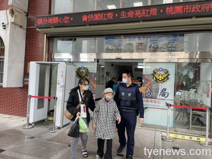 95歲阿婆體力不支又迷途 平鎮所警機智發現助返家 S 48415012