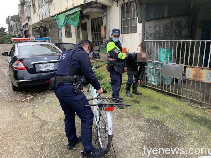 【有片】9旬爺鐵馬騎3小時不支倒地 壢警幫騎6分鐘到家 S 4923940