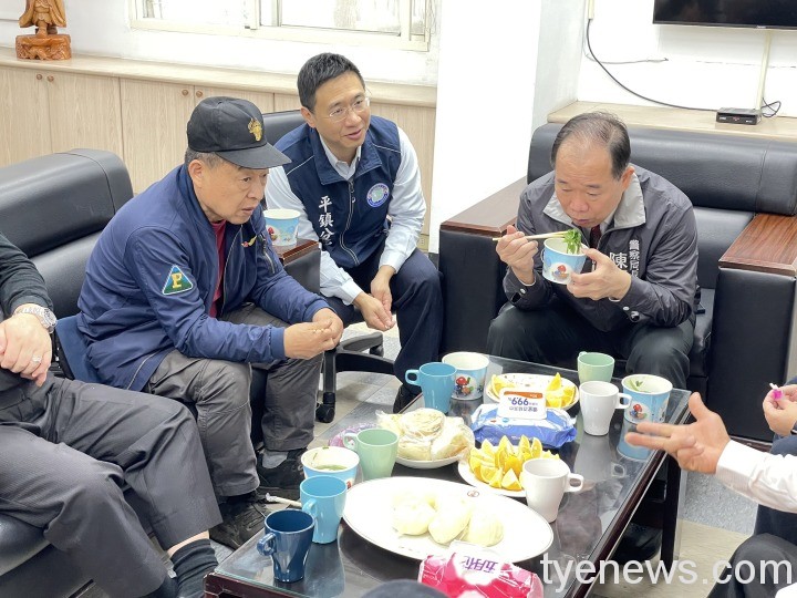 桃警局長陳國進贈平鎮警獎勵金 共享湯圓慶冬至 S 49307829