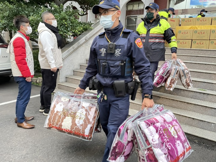 寒冬心卻暖暖的!平鎮分局愛心送物資 關懷弱勢家庭 S 49561933