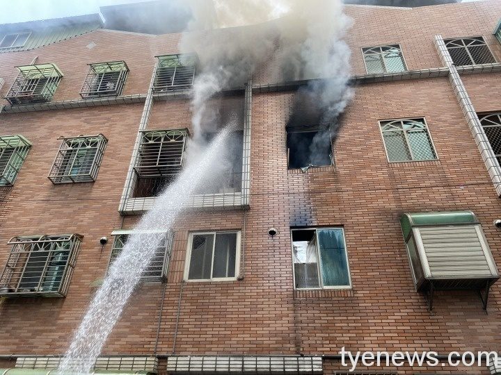 八德區大福街16日上午發生一起民宅火警,四層樓高的透天厝從2樓起火。圖:邱怡芳翻攝 八德區大福街16日上午發生一起民宅火警,四層樓高的透天厝從2樓起火。圖:邱怡芳翻攝