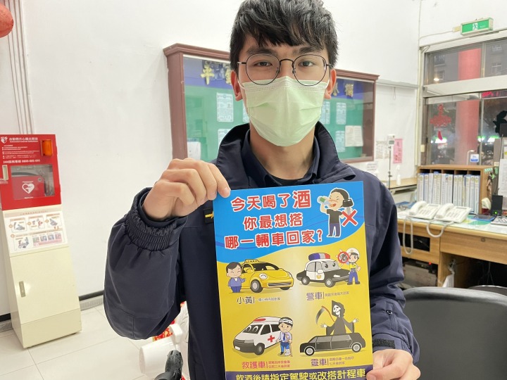 S__49709151 桃園市平鎮警分局提供宣導品宣傳,宣導業者主動提供代客叫車服務。圖:警方提供