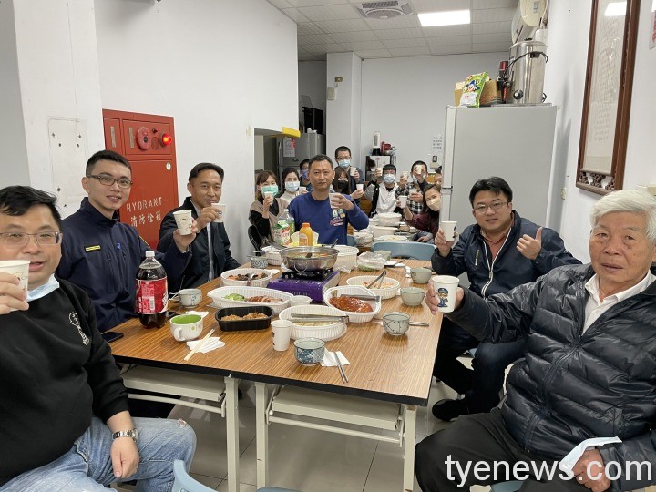S__49823950 桃園市議員楊家俍(右2)幫員警們加菜,感謝員警的辛勞。圖:諶志明翻攝
