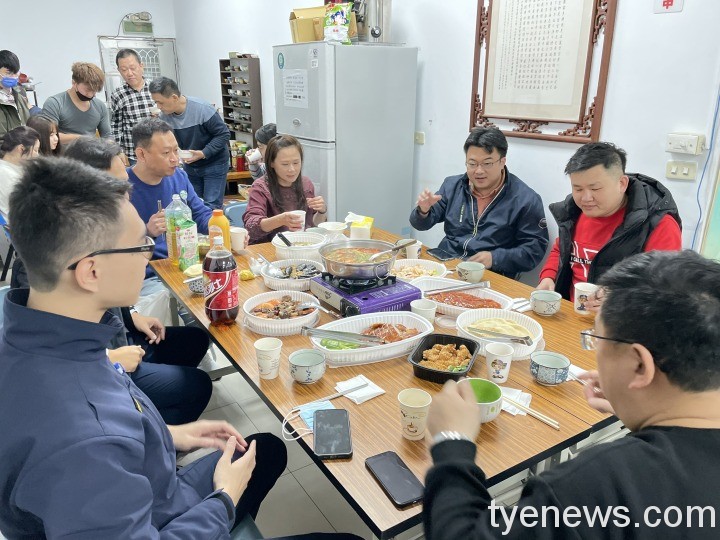 S__49823951 桃園市議員楊家俍(右2)幫員警們加菜,感謝員警的辛勞。圖:諶志明翻攝