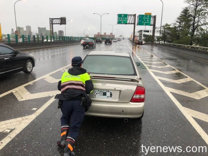 女子大雨中車拋錨快速公路 平鎮警推車解困境 S 50184579