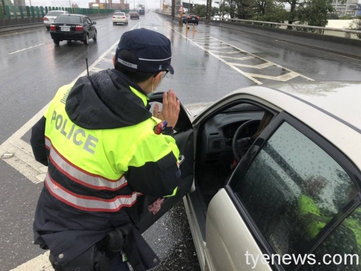 女子大雨中車拋錨快速公路 平鎮警推車解困境 S 50184580
